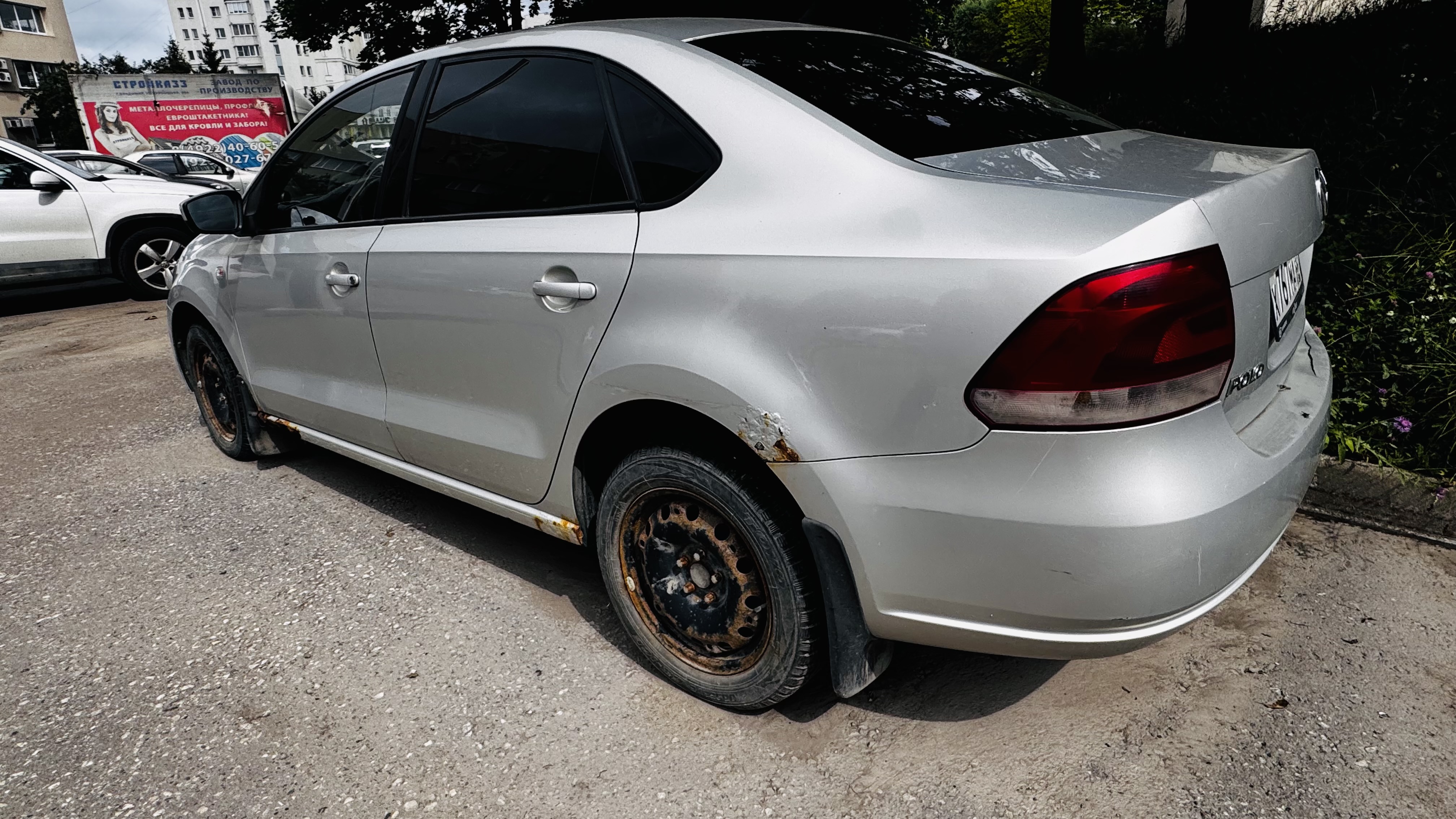 Автомобиль VOLKSWAGEN POLO 2011 года выпуска