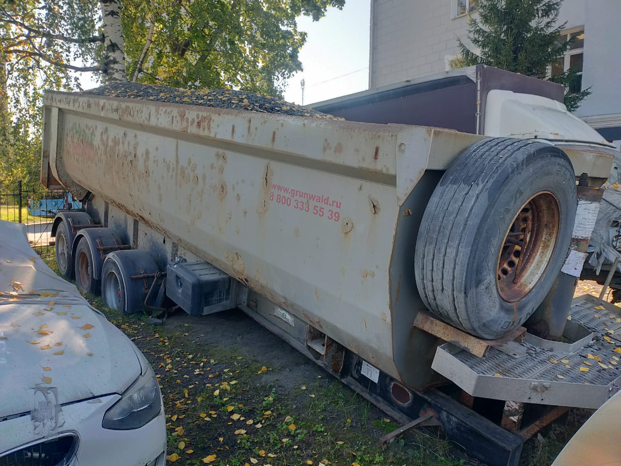 Полуприцеп самосвала «9453-999910-50», VIN Z0G945350D0000889, г. р. з. ЕХ725623, в полуприцепе самосвала находится щебень