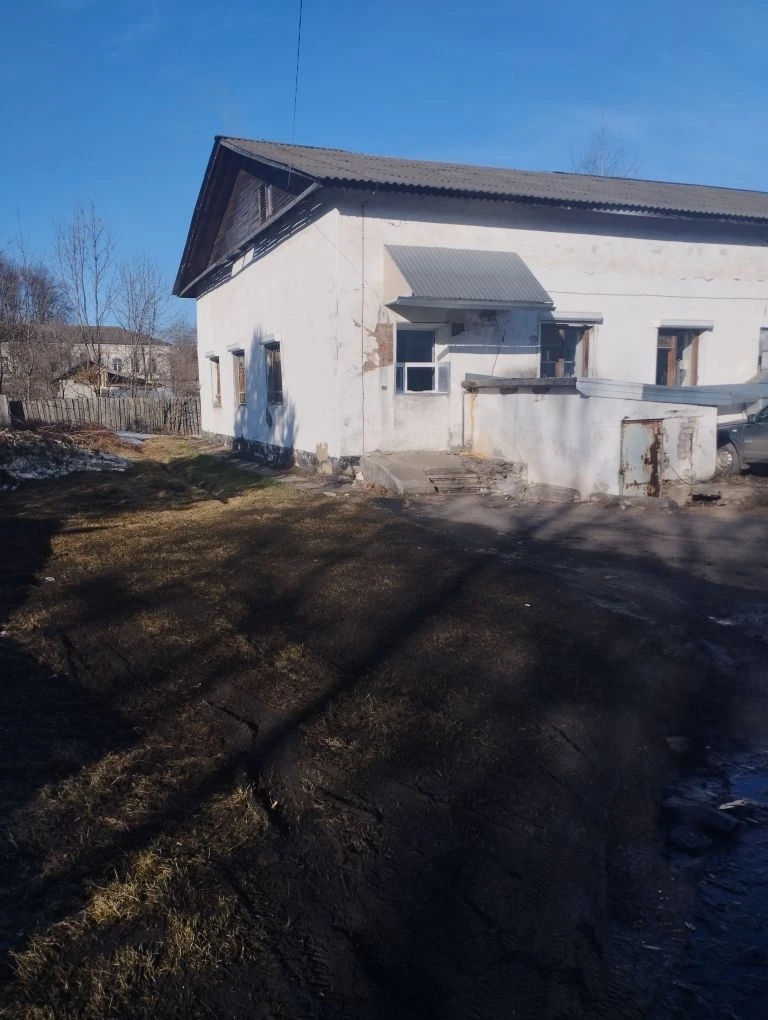недвижимое имущество – здание пищеблока общей площадью 382,6 кв.м. (кадастровый номер: 43:43:311149:27), движимое имущество – оборудование пищеблока