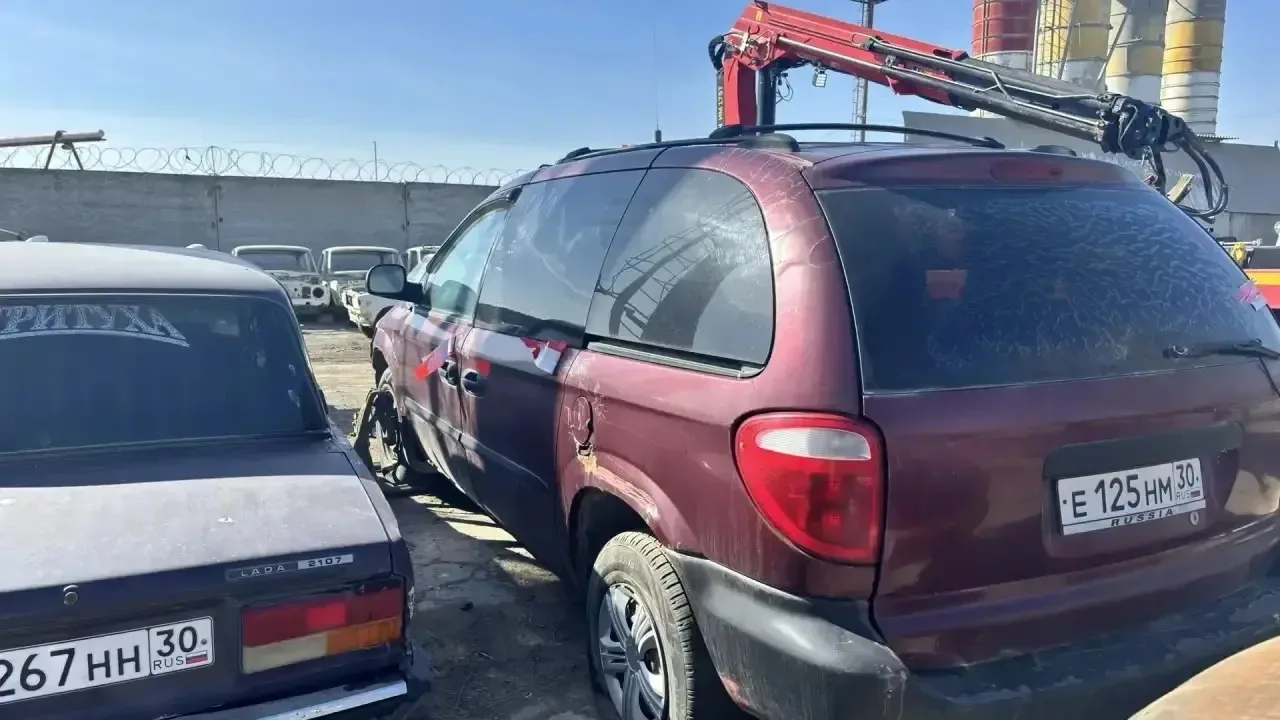 А/м CHRYSLER VOYAGER, гос. № Е125НМ30 (ключи), VIN 1C4GJ25BX2B666243, 2002 г/в. 1 шт