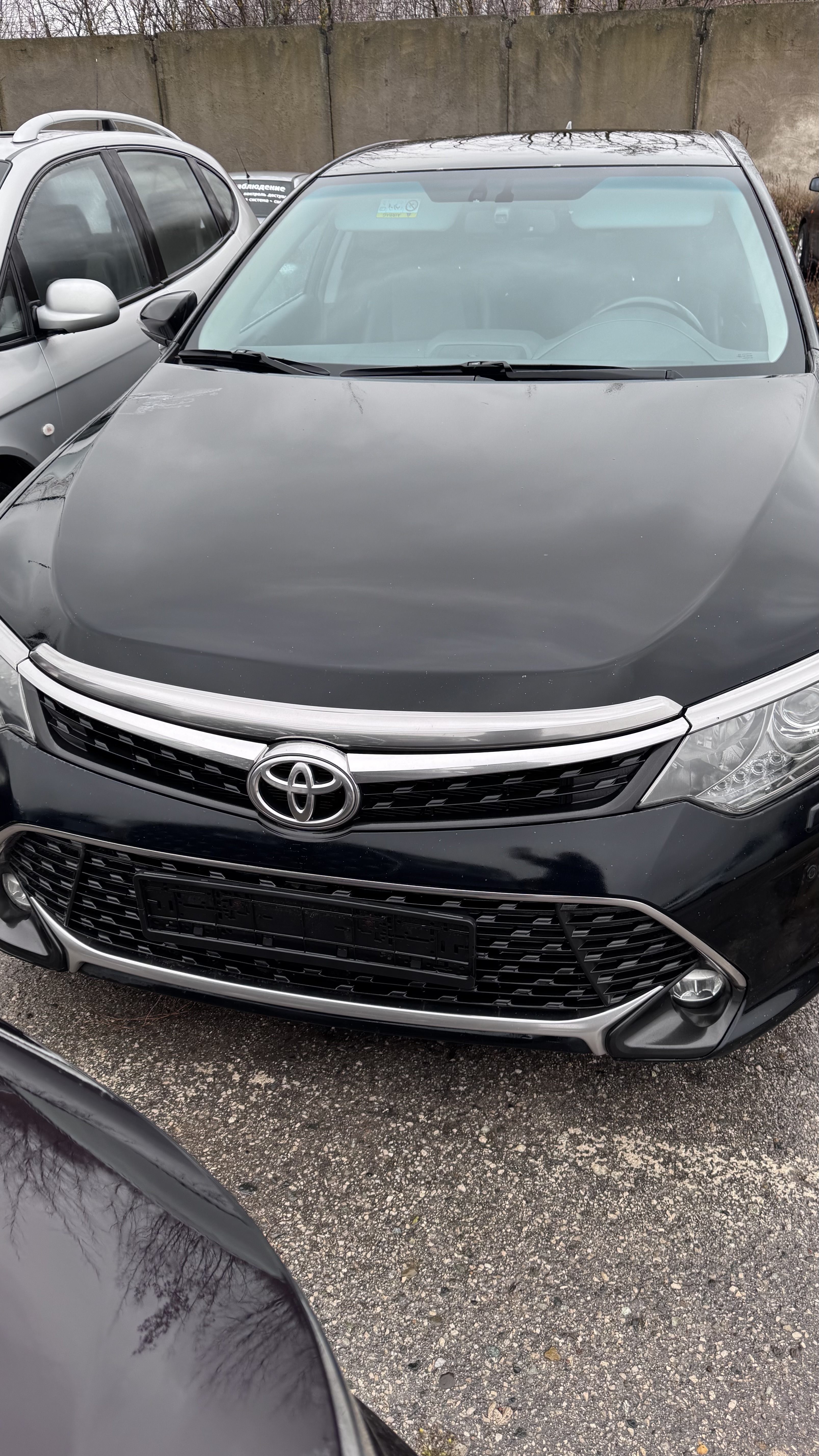 Автомобиль марки "ТОЙОТА CAMRY" с регистрационным знаком О 977 ТН 196 RUS, 2017 г.в., VIN W7BF4FK40S176635 (21-007963). На транспортные средства наложены ограничения(арест и/или залог, информация о которых размещена на официальных сайтах https://гибдд.рф, https://www.reestr-zalogov.ru/search). Сведения о комплектности и работоспособности отсутствуют. На транспортных средствах могут присутствовать и присутствуют ряд видимых дефектов. Хранение на открытой площадке с февраля 2025 года.