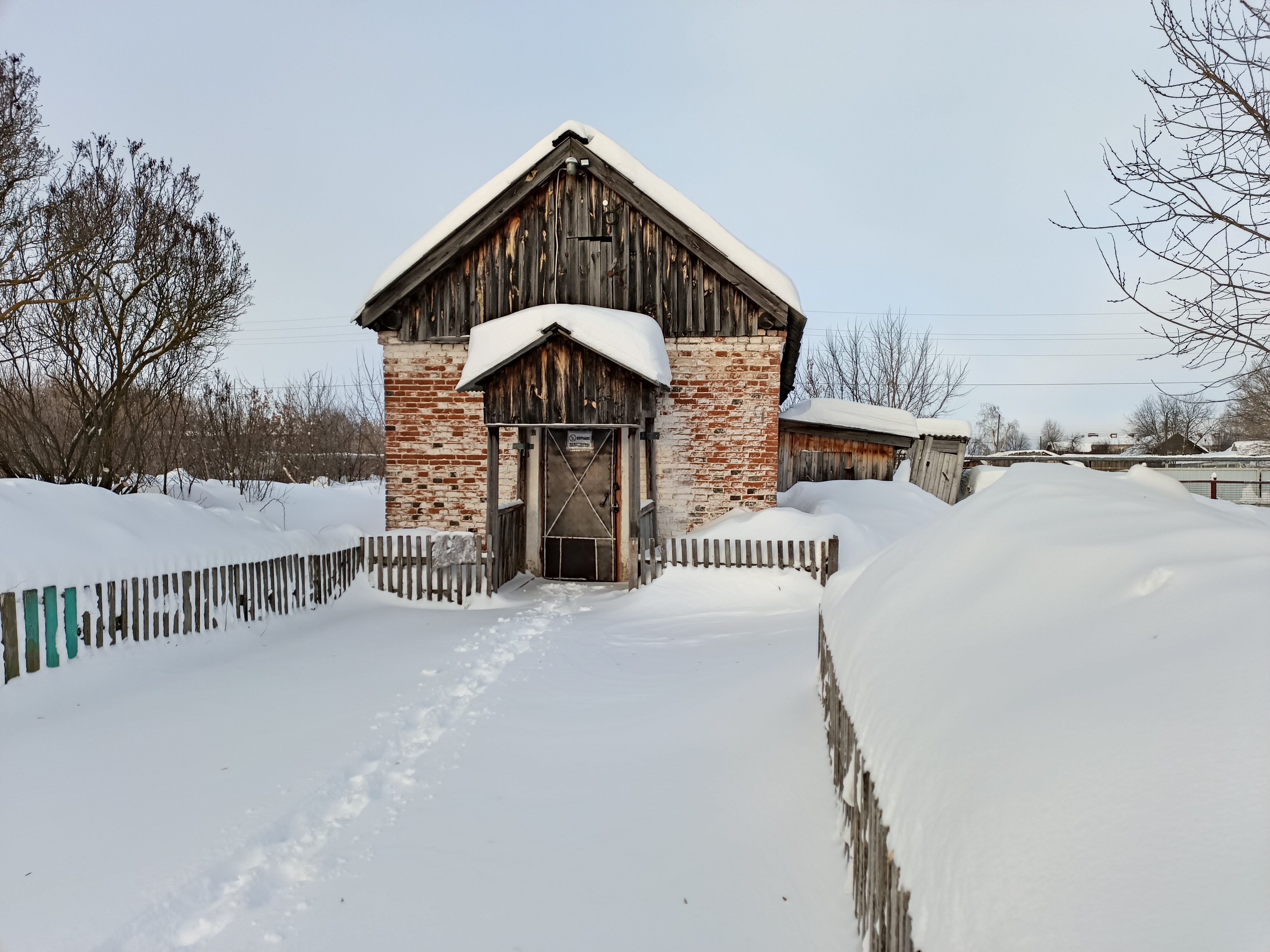 Земельный участок, категория земель - земли населенных пунктов,  вид разрешенного использования - для размещения объекта недвижимости, площадь - 128 кв. м, кадастровый номер 12:11:0530107:2, с расположенным на земельном участке объектом недвижимости: мини-пекарня, назначение - нежилое, площадь - 40 кв. м, 1-этажная (в том числе подземных этажей - 0), кадастровый номер 12:11:0530107:138, местоположение: Республика Марий Эл, Мари-Турекский район, с. Косолапово, ул. Советская, д. 9.