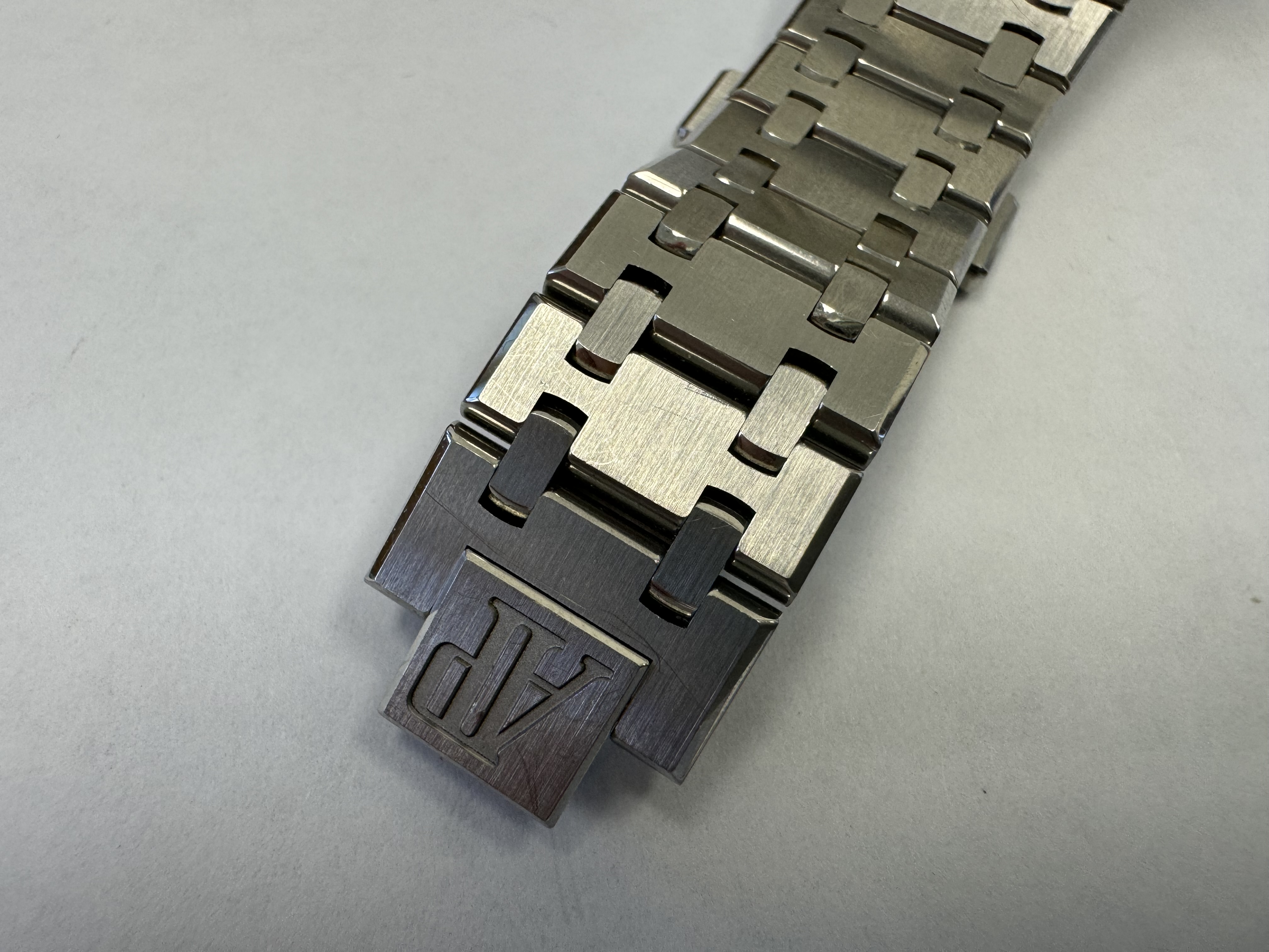 Наручные часы «Audemars Piguet Royal Оаk Quartz 33 Ladies ref. 67651st.zz.1261st.01»корпус из металла серебристого цвета ромбовидной формы со вставками из прозрачных камней по кругу. На оборотной стороне штампованная надпись «ROYAL QAK», «№ 6657», «I 84034», б/у