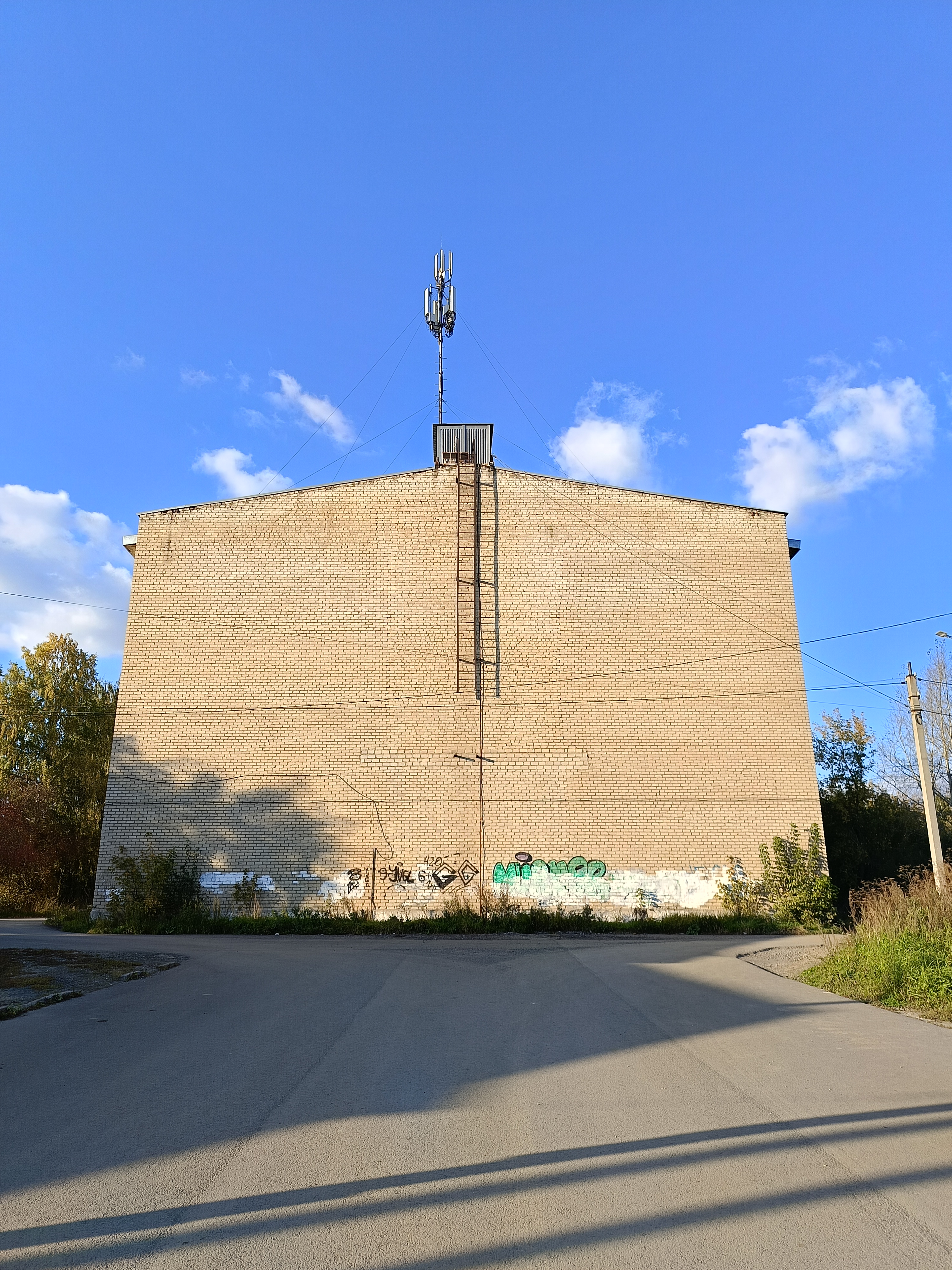 Муниципальное имущество в виде нежилого здания кинотеатра, кадастровый номер 66:58:0000000:8859, общей площадью 1501,3 кв.м., с земельным участком кадастровый номер 66:58:0118006:14, общей площадью 4218,0 кв.м., вид разрешенного использования – культурное развитие, расположенное по адресу: Свердловская область, город Первоуральск, улица Гагарина, дом 41.