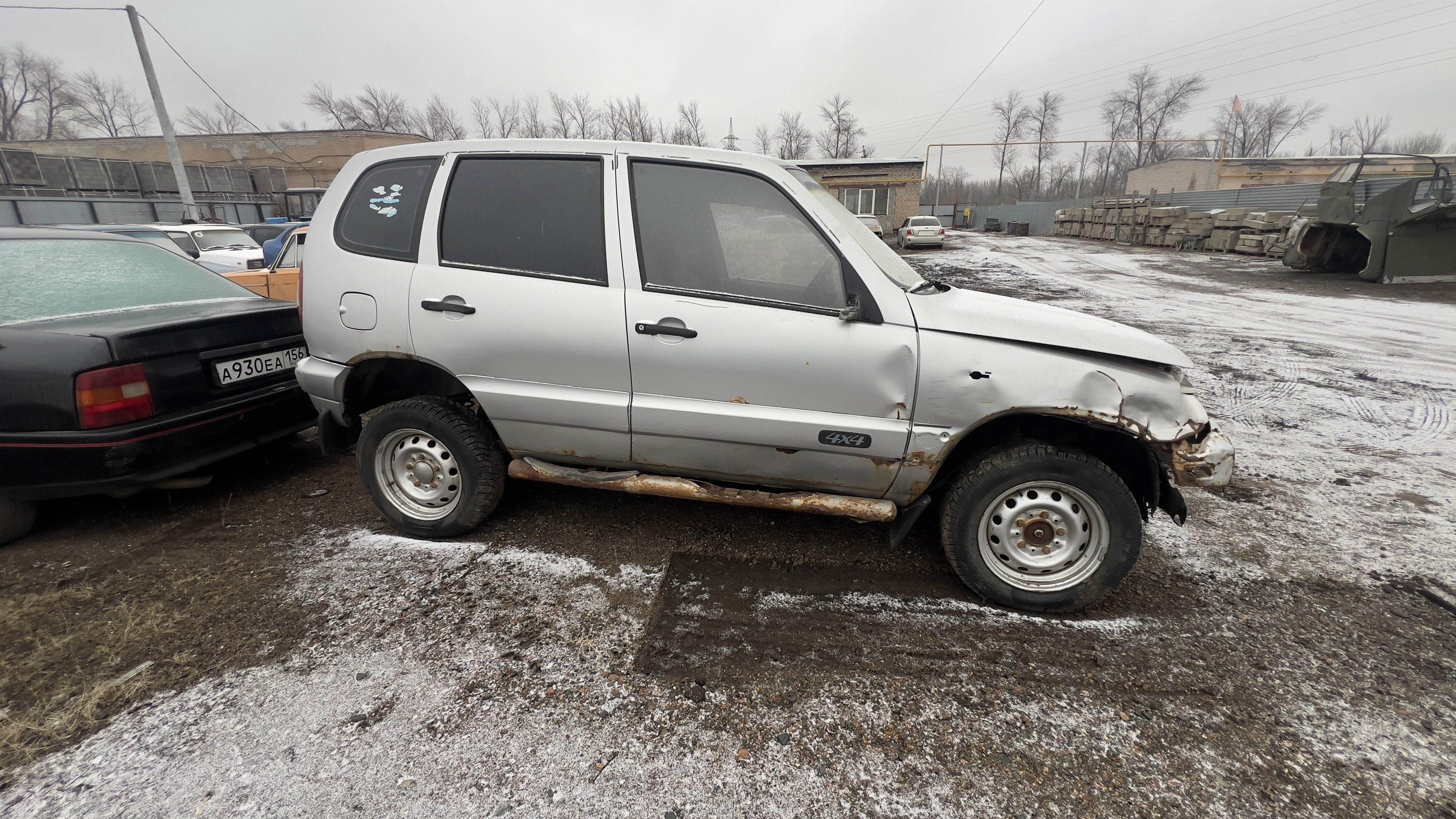 Автомобиль Шевроле Нива, 2004 г/в, г/н У 818 УЕ 163, VIN X9L21230050056982, серого цвета, отсутствует передний левый фонарь, повреждения многочисленные по кузову в виде вмятин (капот, бампер, стекла заднего вида), на стекле трещины. Ржавчины по кузову. ПТС , СТС, ключи отсутствуют