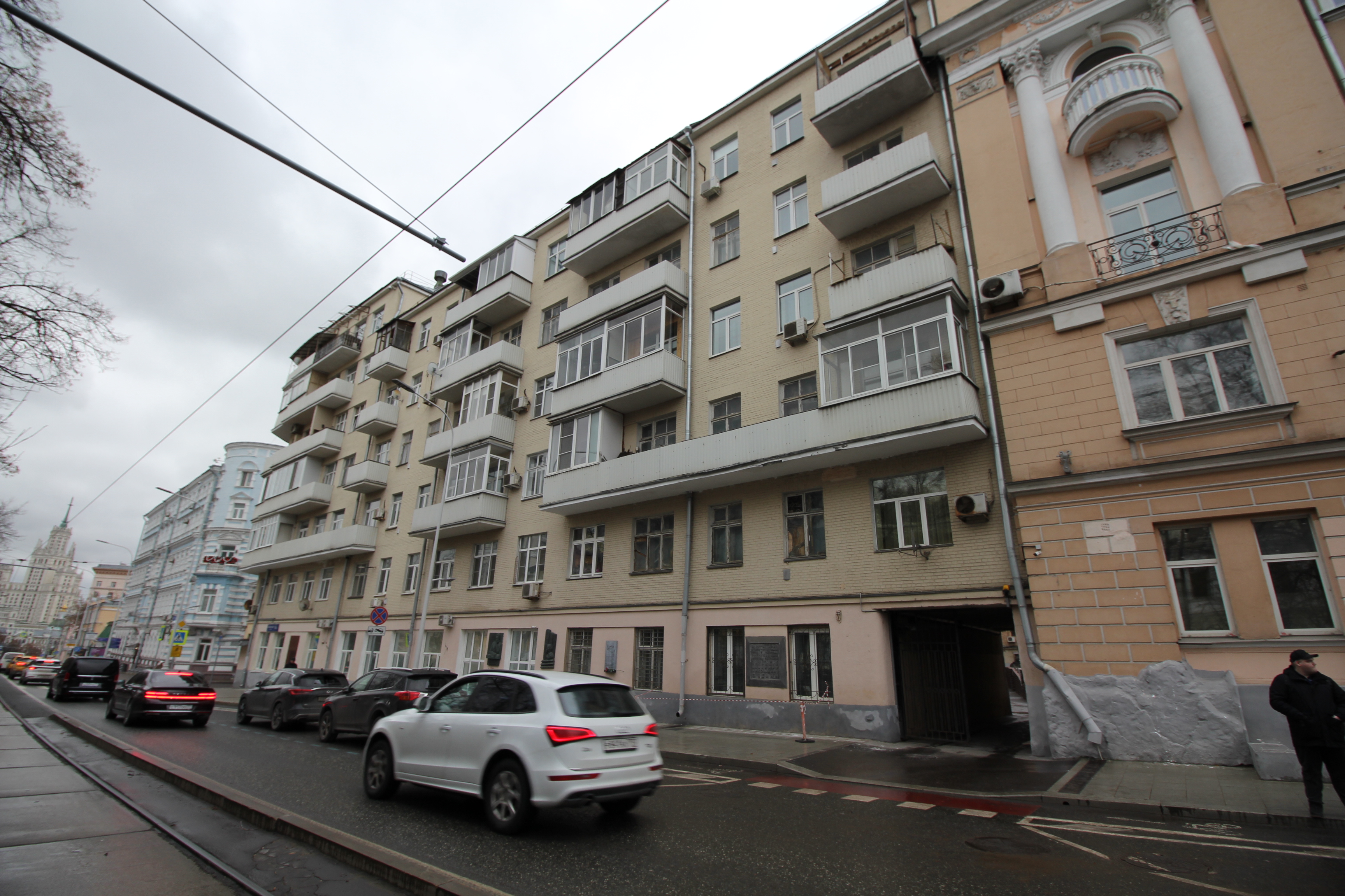 Продажа имущества, находящегося в собственности города Москвы: жилое помещение по адресу: г. Москва, бульв. Покровский, д. 14/5, кв. 71, общей площадью 42,7 кв. м (Этаж № 4), кадастровый номер: 77:01:0001023:1559