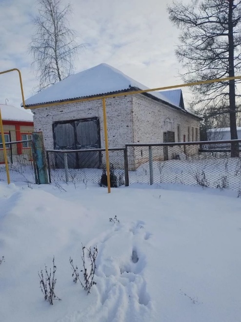 Здание с земельным участком Площадь здания-98,5 кв.м. кадастровый. № здания 16:19:150104:211 Площадь ЗУ – 313 кв.м. кадастровый № ЗУ 16:19:150104:548 Республика Татарстан, Заинский муниципальный район, Новоспасское сельское поселение, с Новоспасск, ул.Заречная, 14