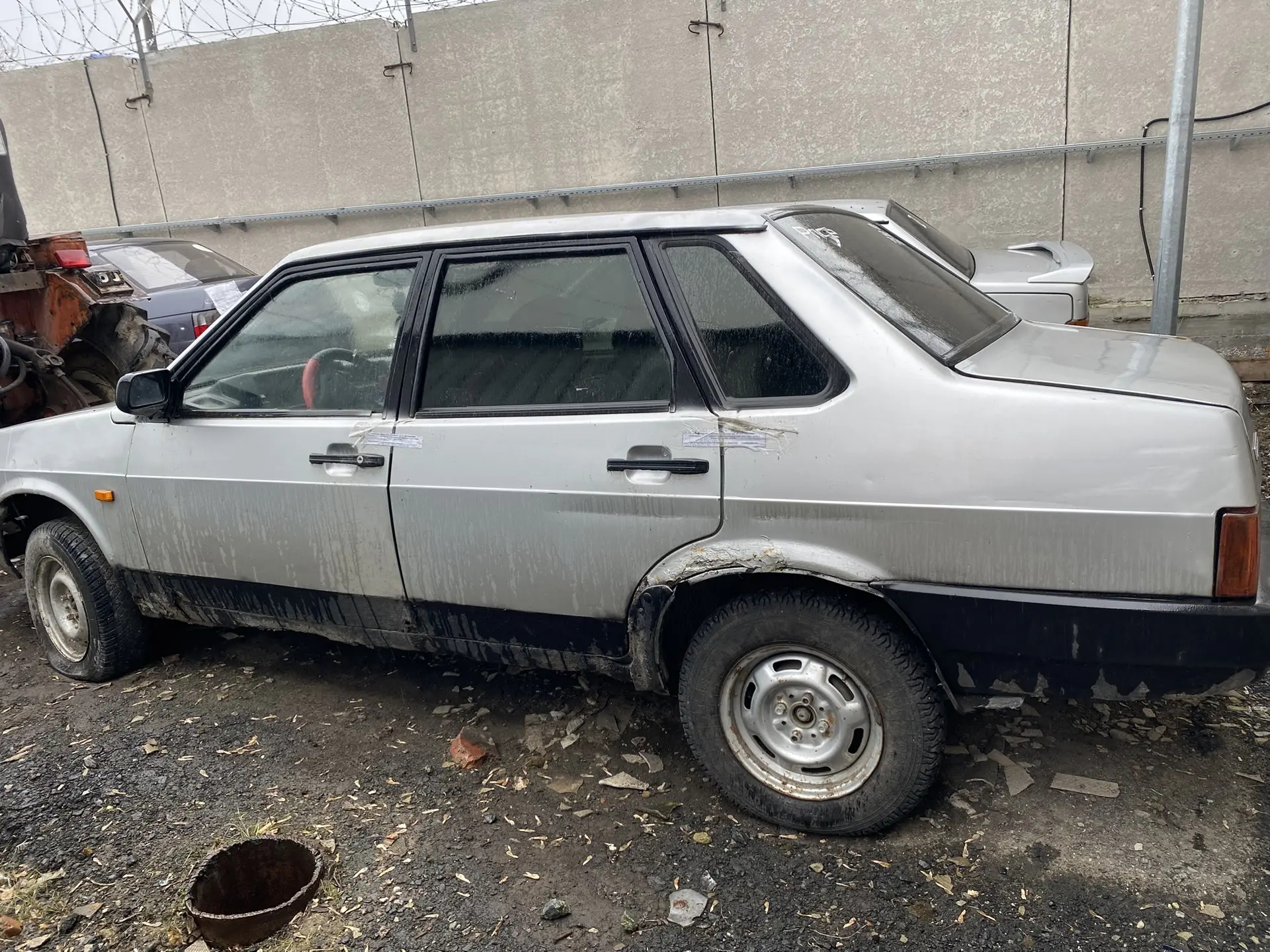 Автомобиль "ВАЗ-21099" без г/н VIN XTA21099033510157 (ключи и документы отсутствуют, техническое состояние не проверялось, пробег не известен). Имущество продается в том виде, в каком оно есть, в случае продажи возврату/обмену не подлежит. За скрытые дефекты имущества Продавец ответственности не несет.