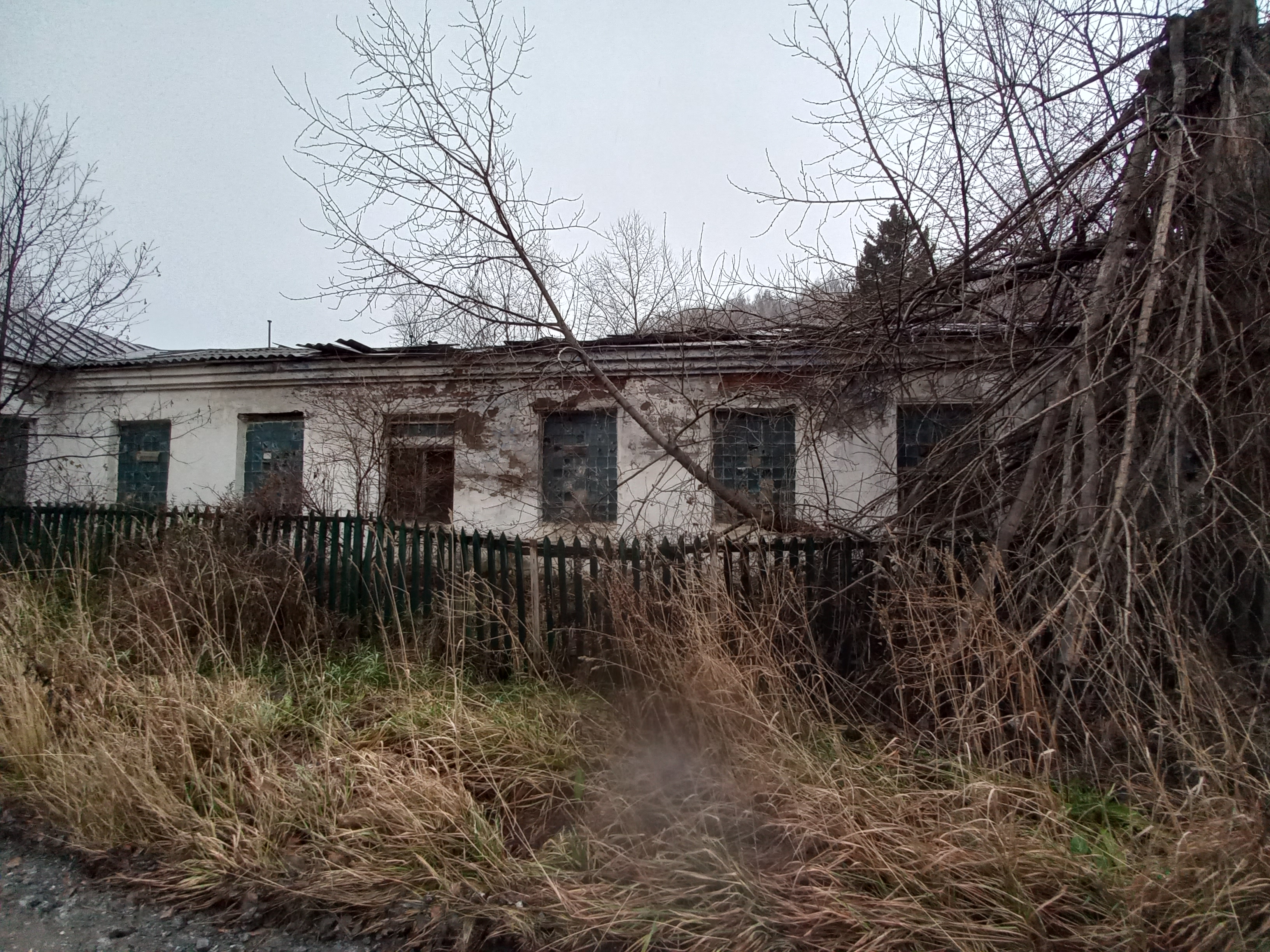 Нежилое здание с земельным участком г. Ачинск, рп. Мазульский, ул. Нагорная д. 65А