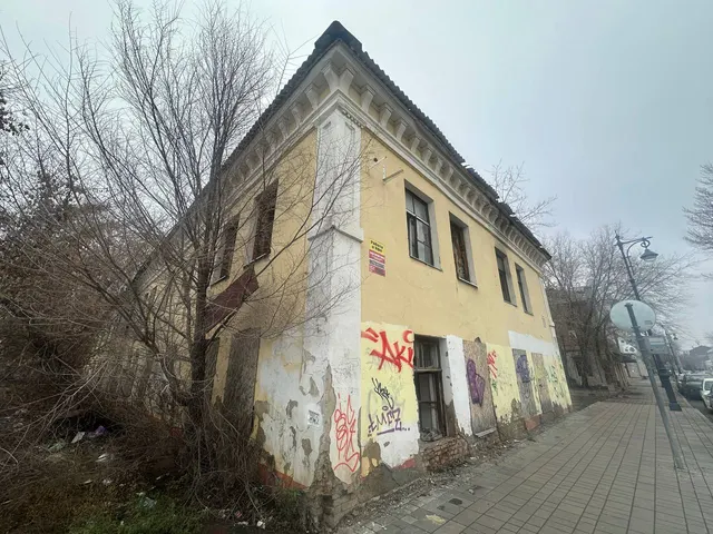 здание, назначение: нежилое, количество этажей: 2, в том числе подземных 0, площадь 974,2 кв. м, кадастровый номер: 56:44:0231002:450, адрес: Оренбургская область, г. Оренбург, ул. Кирова/9 Января, № 11-11а-11б/41. Здание является ОКН