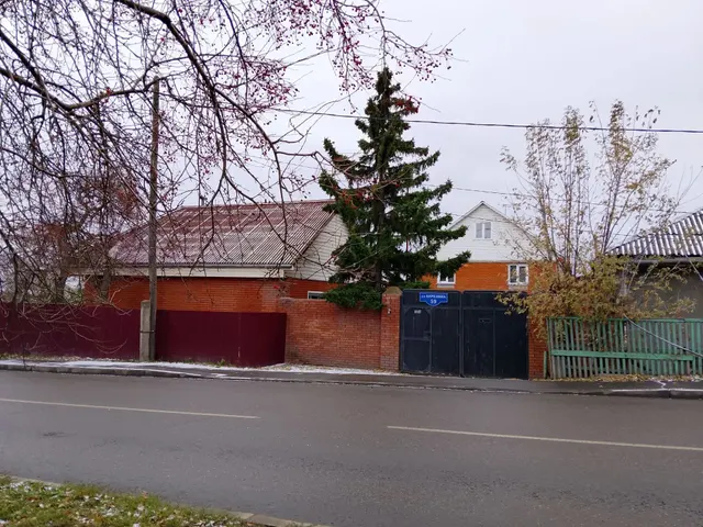 Жилой дом, площадью 71,7 кв.м, кадастровый №24:50:0300108:188, земельный участок, площадью 320+/-6 кв.м, кадастровый №24:50:0300108:6, расположенные по  адресу: Красноярский край, г. Красноярск, ул. Березина, дом (з/у) 59. Начальная цена продажи 3 044 000 руб. Задаток 152100 руб.