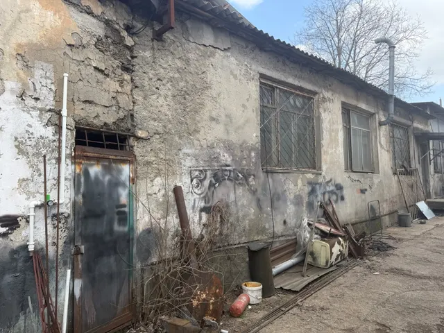 Объекты недвижимого имущества (нежилые здания), переданные в пользование по договору аренды ООО «Технопарк» (ОГРН 1169102081411) до 25.10.2026 с  расположенным под ними земельным участком по адресу: Республика Крым, г. Симферополь, ул. Ладыгина, 52А
