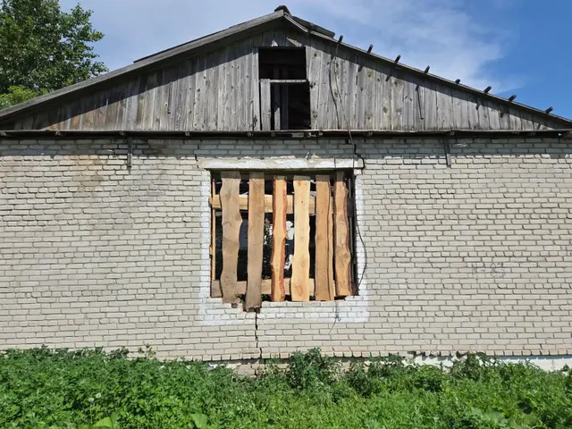 Здание, назначение: нежилое, площадь: 243,5 кв.м., этаж: 1, кадастровый номер: 45:16:041001:294, расположенное по адресу: Курганская область, муниципальный округ Притобольный, село Гладковское,  улица Школьная, дом 15; - земельный участок с кадастровым номером 45:16:041001:474, площадь 1850 кв. м, категория земель: земли населенных пунктов, вид разрешенного использования: для образовательного дошкольного учреждения .