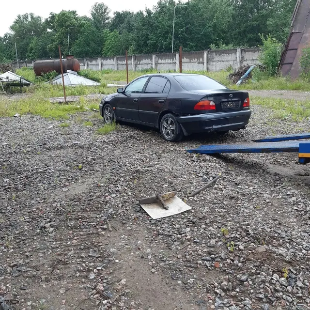 Автомобиль TOYOTA Avensis, г.р.н. Х685СТ98 (номерной знак на автомобиле отсутствует), VIN № SB153ABN00E073710, 1999 г.в., цвет черный, не на ходу, двери заблокированы, ключи отсутствуют