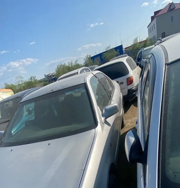 Автомобиль марки Toyota Camry, г/н О297КЕ14, серого цвета, передний бампер с большими трещинами, сзади возле фар наклеены серебристым скотчем, 1998г.в.