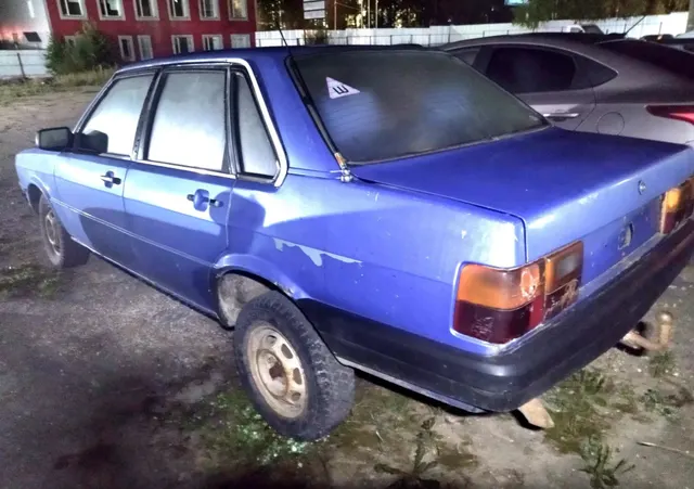 Автомобиль Ауди-80, г.в. 1985, VIN: WAUZZZ81ZFA194970, г/н: Нет, Документы: Нет, Ключи: Нет, Примечание: Передняя часть автомобиля битая, фары и бампер отсутствуют, по всему корпусу вмятины. АС ПИБИ: 11-008762-1