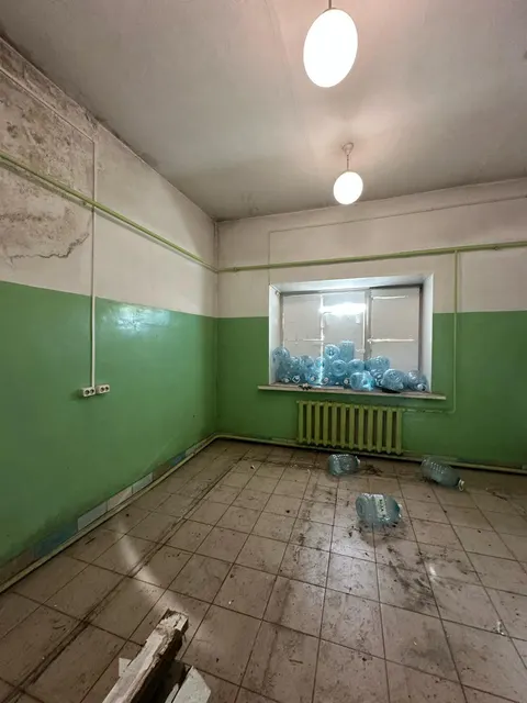Нежилое здание (красный уголок) площадью 101,5 кв. м, кадастровый номер 27:22:0030307:66, местонахождение: Хабаровский край, г. Комсомольск-на-Амуре, ул. Сахалинская д. 6.
