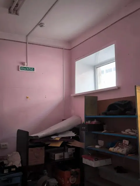 Нежилое помещение, номер на поэтажном плане 7, площадью 7,4 кв.м., расположенное на первом этаже  административного здания, общей площадью 353,5 кв.м., с кадастровым номером 26:06:120712:78, по адресу: Ставропольский край, г. Изобильный, пер. Ленина, 14.