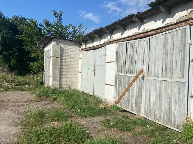 Здание - гаражи, Здание - учебное здание, Здание -  учебная мастерская, прибор тепловой энергии узла счета №1,  прибор тепловой энергии узла счета №2,  расположенные на земельном участке общей  площадью 10 565 кв. м. по адресу: Российская Федерация, Орловская область, р-н Хотынецкий, пгт. Хотынец, ул. Пушкина, д. 12.