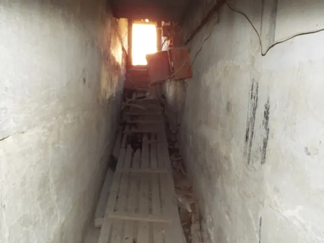 Земельный участок площадью 1485 кв.м, кадастровый номер 29:07:152929:806 (реестровый номер федерального имущества П11310007664), категория земель – земли населенных пунктов,  вид разрешенного использования – строительная промышленность, с расположенным на нем объектом недвижимости - сооружение площадью 337 кв.м, кадастровый номер 29:07:152929:802 (реестровый номер федерального имущества П12310010942).