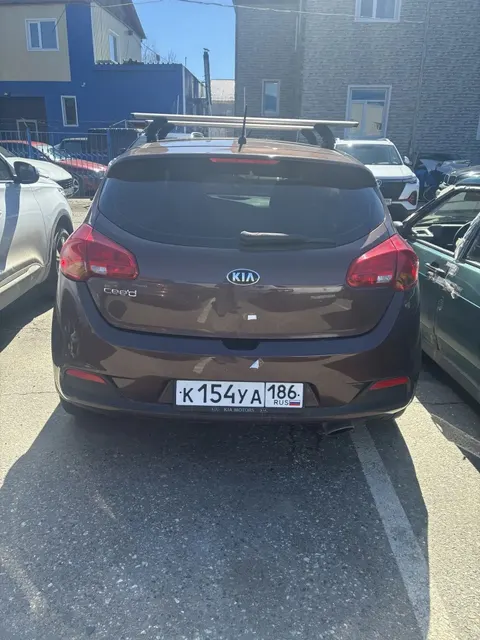 Автомобиль марки "KIA JD (CEE'D)", г/з К154УА186, коричневый цвет, г/в 2013, VIN XWEHN512AE0005577 ТС обременено ЗАЛОГОМ. По общему правилу при переходе права собственности залог сохраняется в соответствии со ст. 353 ГК РФ; приобретатель имущества приобретает права и несет обязанности залогодателя. Риски, связанные с сохранением залога и возможностью обращения взыскания на предмет залога, несет приобретатель. ТС имеет ограничения ФССП на регистрационные действия (ключи и документы отсутствуют).