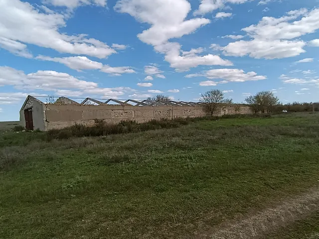 Нежилое здание, площадь 1065,55 кв.м., этаж 1, кадастровый номер 64:18:110401:256 и земельный участок под зданием, площадь 1531+/-13,69 кв.м., кадастровый номер 64:18:110401:255, категория земель: земли населенных пунктов, виды разрешенного использования: склады (6.9)