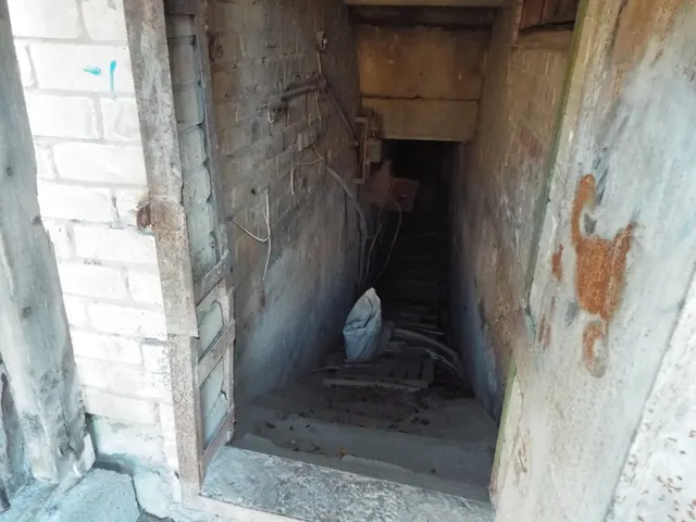 Земельный участок площадью 1485 кв.м, кадастровый номер 29:07:152929:806 (реестровый номер федерального имущества П11310007664), категория земель – земли населенных пунктов,  вид разрешенного использования – строительная промышленность, с расположенным на нем объектом недвижимости - сооружение площадью 337 кв.м, кадастровый номер 29:07:152929:802 (реестровый номер федерального имущества П12310010942).