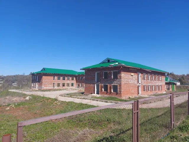 Объект незавершенного строительства (нежилое здание, степень готовности 80%), с кадастровым номером 59:31:0490802:1132, общей площадью 4 062,60 кв.м., и земельный участок с кадастровым номером 59:31:0490802:808, общей площадью 12600 кв.м с разрешенным использованием: для размещения объектов дошкольного, начального, общего и среднего (полного) образования, расположенные по адресу: Пермский край, г.о. Очерский, г. Очер, ул. Красногвардейская, д. 41