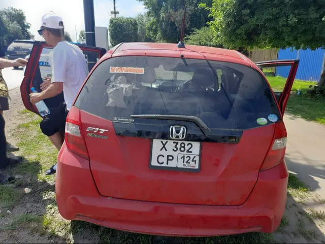 Легковой автомобиль комби (хэтчбек) Honda Fit, 2011г.в., г/н X382CP124, VIN GE61586882, номер кузова GE61586882, номер двигателя L13A4694985, цвет красный. Начальная цена продажи 555 000 руб. Задаток 83260 руб.