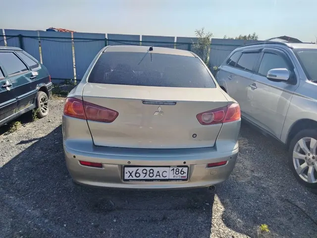 Автомобиль Митсубиси Лансер, г.р.з. В 698 АХ 186. ТС обременено ЗАЛОГОМ. По общему правилу при переходе права собственности залог сохраняется в соответствии со ст. 353 ГК РФ; приобретатель имущества приобретает права и несет обязанности залогодателя. Риски, связанные с сохранением залога и возможностью обращения взыскания на предмет залога, несет приобретатель. ТС имеет ограничения ФССП на регистрационные действия (ключи и документы отсутствуют, техническое состояние не проверялось)