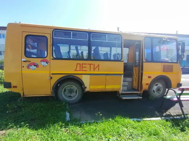 Движимое имущество - Автобус для перевозки детей ПАЗ – 32053-70, VIN: X1M3205CX90002053, модель, № двигателя 523400 91004048, кузов: X1M3205CX90002053, мощность двигателя 124 л.с., рабочий объем двигателя 4670 куб. см., тип двигателя бензиновый, экологический класс третий, разрешенная максимальная масса 6270 кг., масса без нагрузки 5080 кг., цвет: желтый, год изготовления 2009.