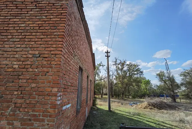 Нежилое здание  с земельным участком