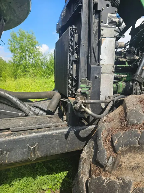 Харвестер John Deere 1270 E c заводским номером машины WJ1270E001625, 2009 г.в., г.р.з. 29АВ1890, г.р.з. на харвестере отсутствует, корпус зелёного цвета, 1 шт.