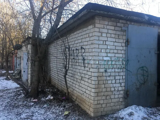 Земельный участок категории земель — земли населенных пунктов, вид разрешенного использования — для размещения гаража, площадью 25 кв. м (кад. номер 37:23:010206:22) и расположенное на нем нежилое здание площадью 24 кв. м (кад. номер 37:23:010201:320), по адресу: обл. Ивановская, г. Вичуга, ул. 50 лет Октября, бокс 1