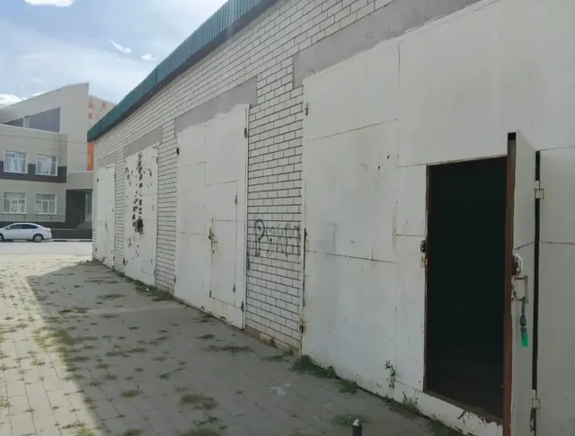 Помещение гаража площадью 38 квадратных метров, расположенное в нежилом здании гаража, общей площадью 218 кв. метров, кадастровый номер 34:38:010006:431, по адресу:  Волгоградская область, г. Урюпинск, пер. Попова, д. 34.