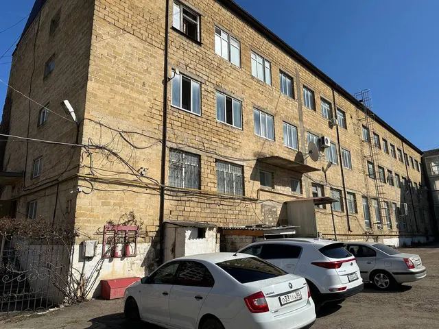 Объект аренды, площадь 82,4 кв. м., номер на поэтажном плане: 3-го этажа 26,28,  адрес (местонахождение) объекта:368600, Дагестан Респ, Дербент г, Гейдара Алиева ул, ул Советская, 6