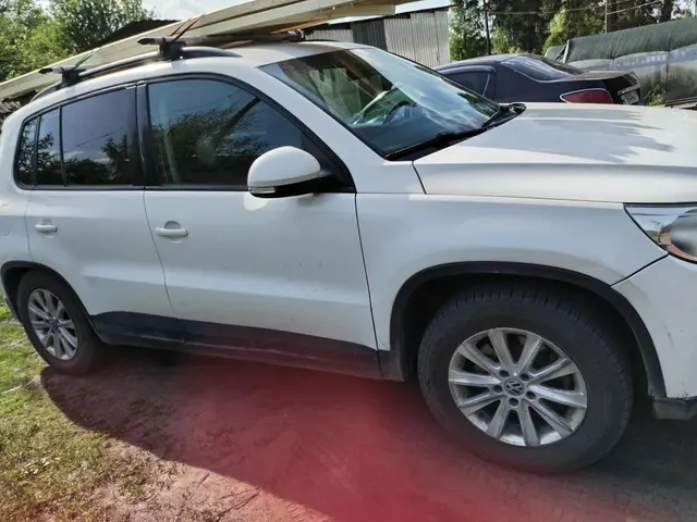 Транспортное средство Volkswagen Tiguan, 2010 года выпуска, цвет – белый, VIN XW8ZZZ5NZBG103087, государственный номер О425ВК29. Состояние ТС: повреждение лакокрасочного покрытия на переднем бампере, на левой передней двери, сколы и многочисленные очаги коррозии.