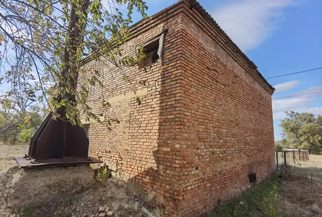 Нежилое здание  с земельным участком