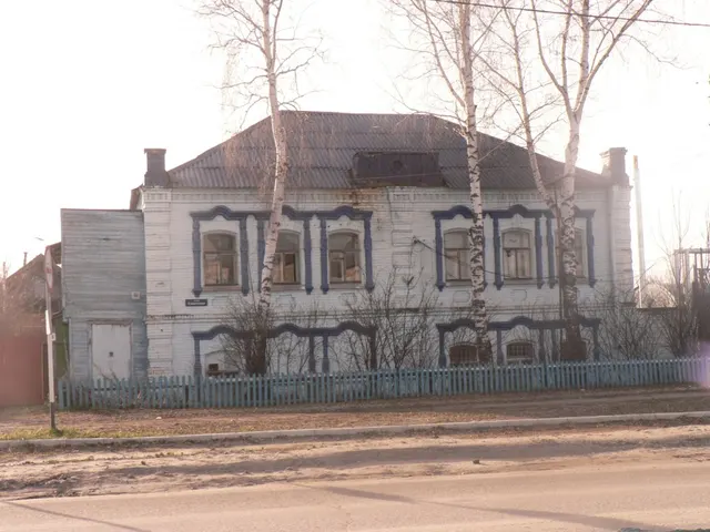 двухэтажное нежилое  здание с принадлежностями, 2-этажный (подземных этажей-0),   общей площадью 205,5 кв.м. (приватизация  осуществляется вместе с земельным участком кадастровый номер 73:01:020115:19, категория земель - земли населенных пунктов, площадью  1169,08 кв.м., разрешенное использование – под существующим административным  зданием