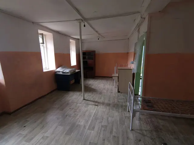 Нежилое здание, кадастровый номер 65:11:0000009:636, площадь 105,8 кв. м, год постройки 1983 г., количество этажей: 1, расположенное на земельном участке с кадастровым номером 65:11:0000009:215, площадью 2 156 кв. м