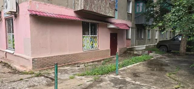 Встроенное нежилое помещение общей площадью 75,6 кв.м, с кадастровым номером 93:29:0000000:1332, расположенное по адресу: Российская Федерация, Донецкая Народная Республика, городской округ Енакиево, поселок городского округа Карло-Марксово, улица Юбилейная, дом 3