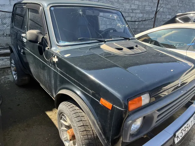 Автомобиль марки  ЛАДА 21240 ЛАДА 4х4, темно-зеленого цвета, г.р.з. К 595 НТ 186, VIN XTA212140D2112037, г/в 2013. ТС имеет ограничения ФССП на регистрационные действия (ключи и документы отсутствуют, техническое состояние не проверялось, пробег не известен). Имущество продается в том виде, в каком оно есть, в случае продажи возврату/обмену не подлежит. За скрытые дефекты имущества Продавец ответственности не несет.