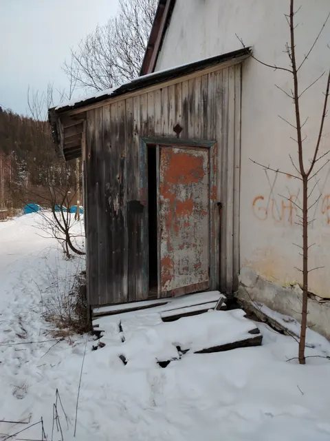 нежилое одноэтажное кирпичное здание площадью 156  кв.м. с кадастровым номером 10:07:0000000:8517, расположенное по адресу:  Российская Федерация, Республика Карелия, м.о. Сортавальский, пгт. Хелюля, ул. Инженерная, д. 22 с занимаемым земельным участком площадью 1 022 кв.м. с кадастровым номером 10:07:0050110:143, расположенным по адресу: Российская Федерация, Республика Карелия, м.о. Сортавальский, пгт. Хелюля. Земельный участок расположен в кадастровом квартале 10:07:0050110. Вид разрешенного