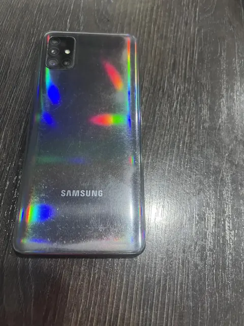 мобильный телефон марки Samsung  в корпусе черного цвета 1 Штука (шт)