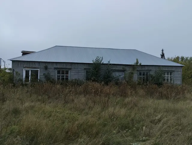 Нежилое здание и земельный участок под ним