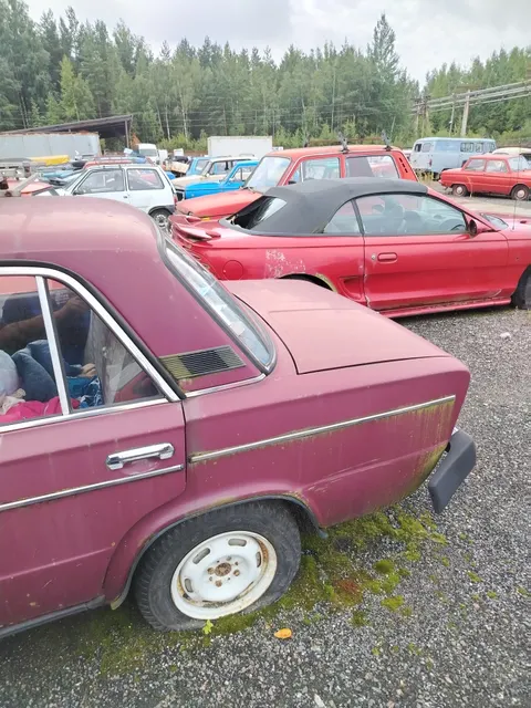 Автомобиль ВАЗ 2106 вишнёвого цвета  г.р.з. Т 586 СУ 78