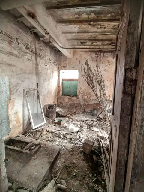 Здание котельной (под снос), площадь 121,3 кв.м, кадастровый номер 43:07:020112:285, 1958 года постройки, назначение здания: нежилое,  по адресу: Кировская область, Вятскополянский район, пгт Красная Поляна,  ул. Азина, д. 19, земельный участок, площадь 978 кв.м,  кадастровый номер 43:07:020112:520, категория земель: земли населенных пунктов, по адресу: Российская Федерация, Кировская область, муниципальный район Вятскополянский, городское поселение. Краснополянское,  поселок городского типа Кра