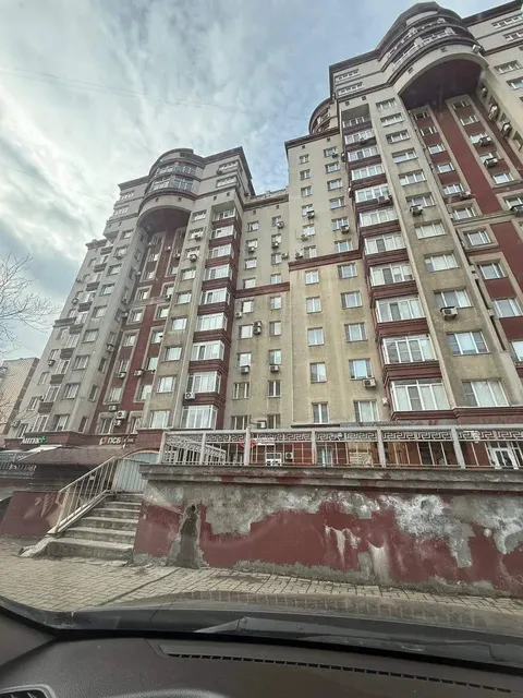 Машино место площадью 13,5 кв.м  в подземном этаже (кадастровый номер 93:27:0010216:1148), расположенное по адресу: Российская Федерация, Донецкая Народная Республика, городской округ Донецк, город Донецк, проспект 25-летия РККА, дом 16, находящееся  в собственности Донецкой Народной Республики