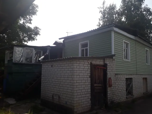 1/128 долей жилого дома общей площадью 363,2 кв. м. (к/н 46:29:101041:832) и 1/128 долей земельного участка (к/н 46:29:101041:150) площадью 1491 кв. м, расположенных по адресу: г. Курск, ул. Театральная д.36.