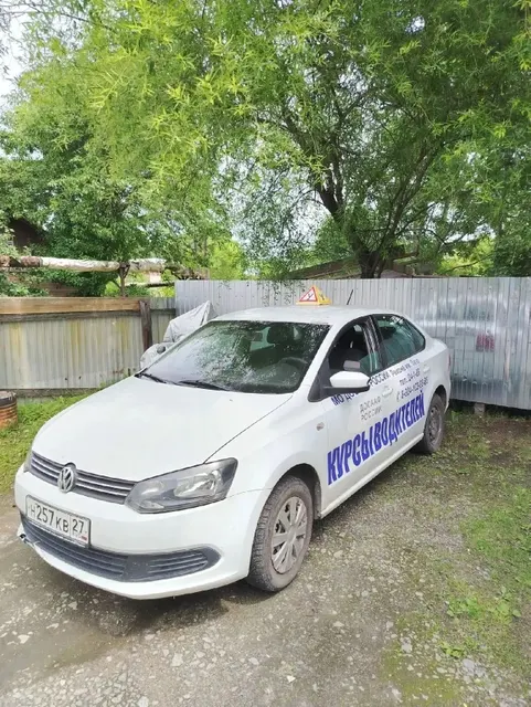 Автомобиль Volkswagen Polo, легковой седан, 2014 года выпуска.